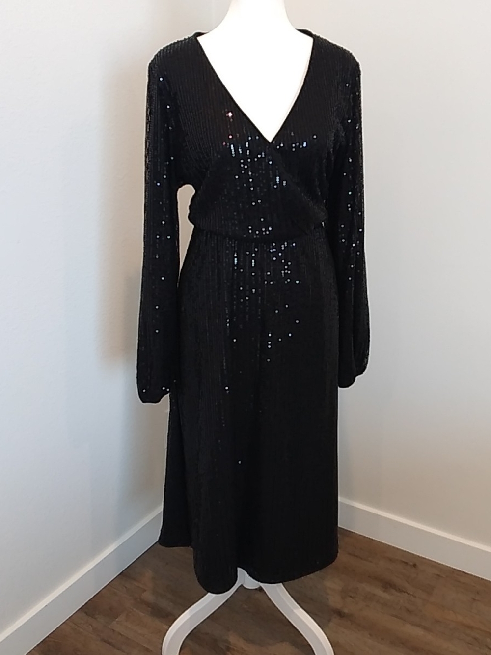 BloomChic Black Sequin Stretch Midi Dress Size 12 Like New Sexy Elegant Evening